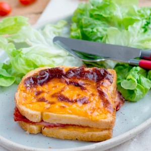 Croque-monsieur au jambon et cheddar